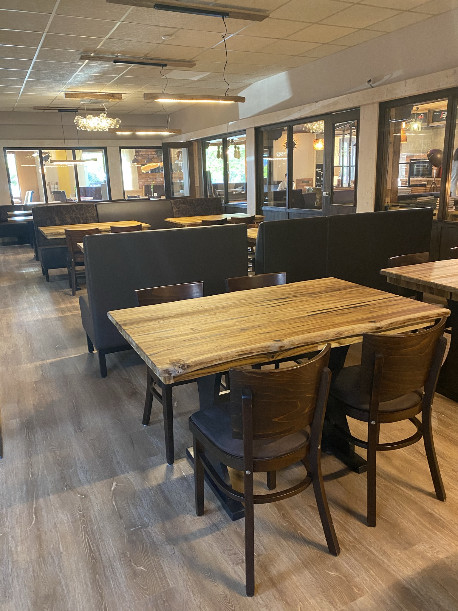 Holztische im Restaurant